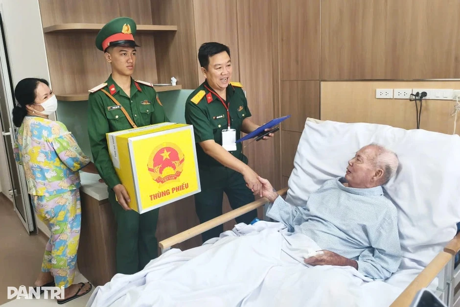 Chiến binh ung thư, cha ôm con mới sinh ở TPHCM bầu cử ngay tại bệnh viện Chiến binh ung thư, cha ôm con mới sinh ở TPHCM bầu cử ngay tại bệnh viện