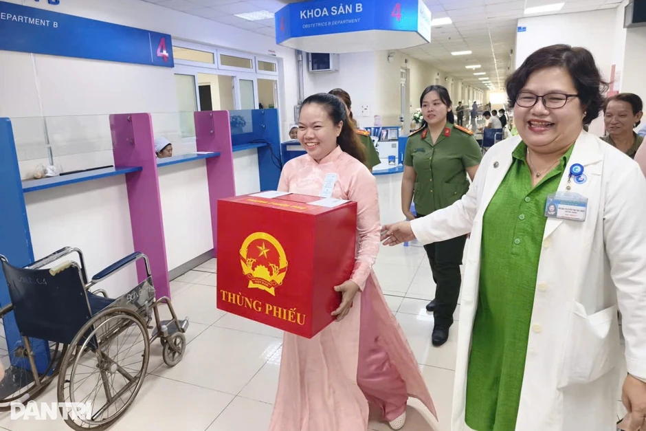 Chiến binh ung thư, cha ôm con mới sinh ở TPHCM bầu cử ngay tại bệnh viện Chiến binh ung thư, cha ôm con mới sinh ở TPHCM bầu cử ngay tại bệnh viện