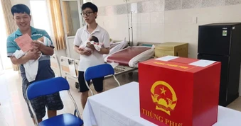 Chiến binh ung thư, cha ôm con mới sinh ở TPHCM bầu cử ngay tại bệnh viện