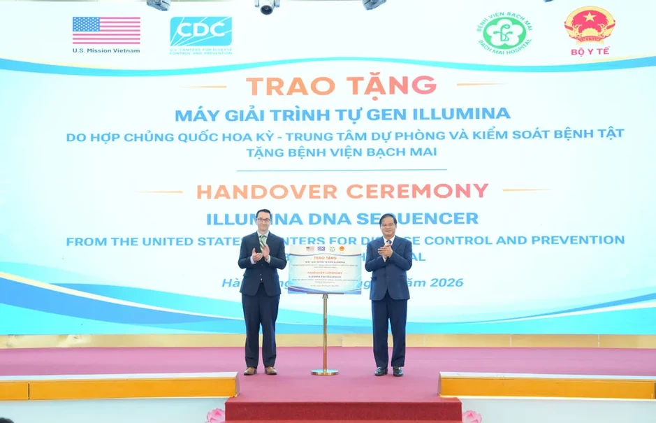 Chính phủ Hoa Kỳ trao tặng thiết bị xét nghiệm cho Bệnh viện Bạch Mai