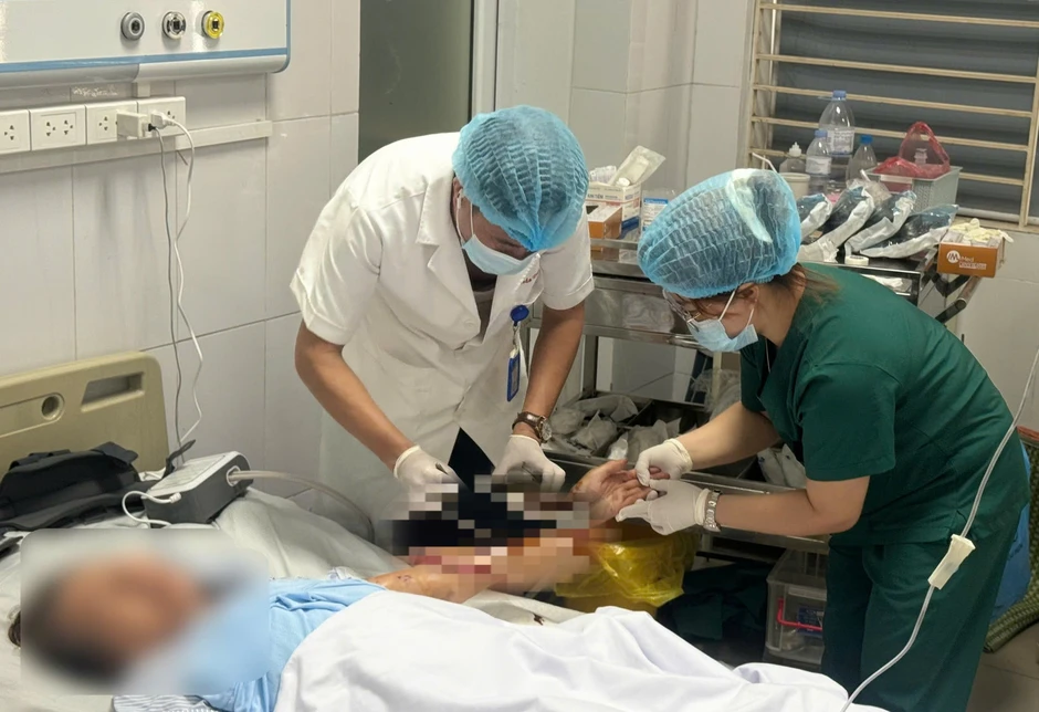 Chó nhà bất ngờ tấn công: Người gãy xương, người lóc da cẳng tay lộ gân cơ Chó nhà bất ngờ tấn công: Người gãy xương, người lóc da cẳng tay lộ gân cơ