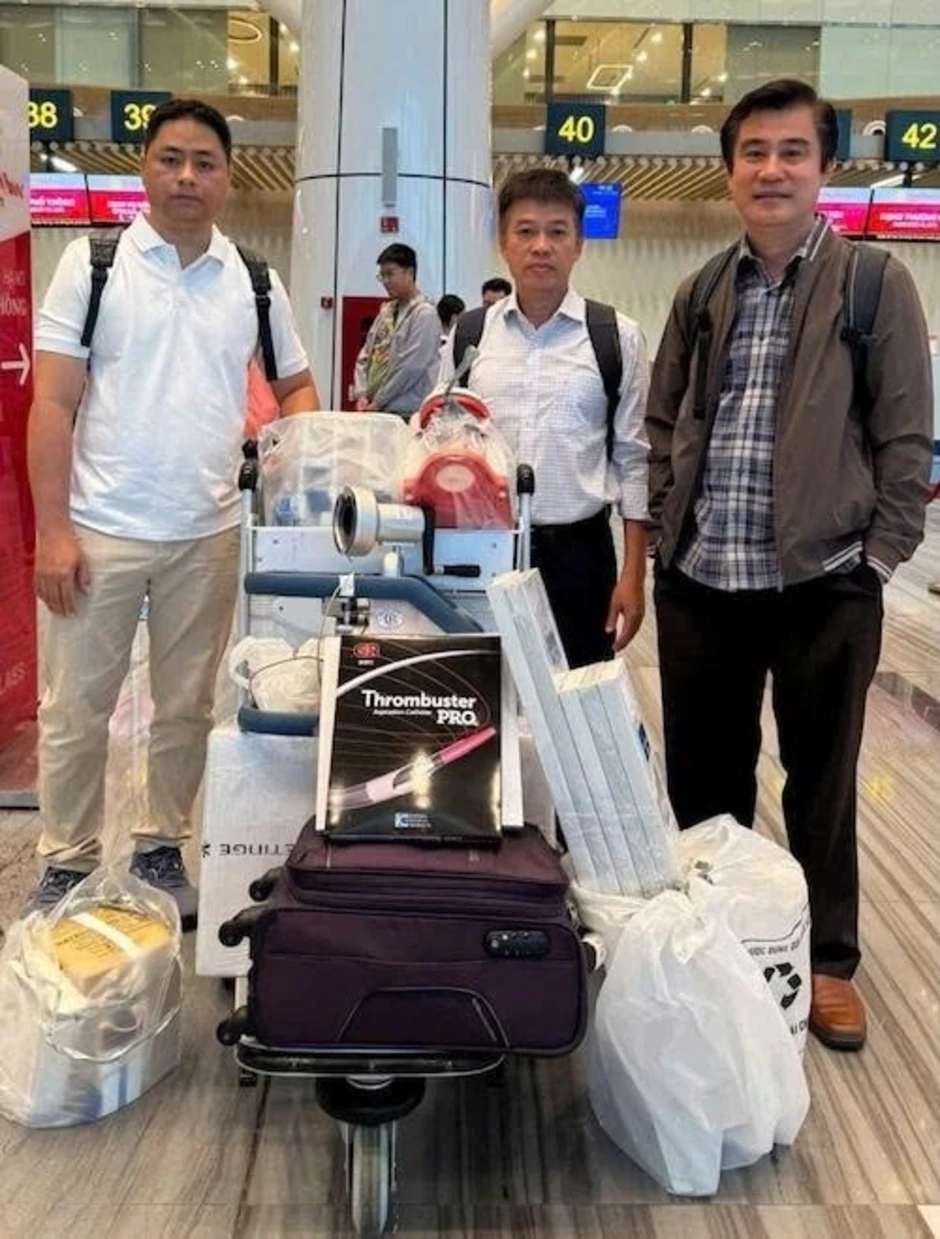 Chợ Rẫy mang ECMO chi viện Phú Quốc cứu nạn nhân hôn mê trong vụ lật canô Chợ Rẫy mang ECMO chi viện Phú Quốc cứu nạn nhân hôn mê trong vụ lật canô
