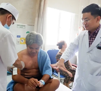 Chơi vật tay với bạn, nam thiếu niên nhập viện vì gãy xương và tổn thương thần kinh quay