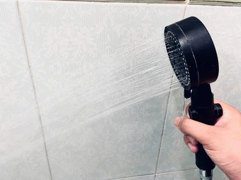Chóng mặt khi tắm nước nóng có phải dấu hiệu bệnh tim? - Báo TinVina
