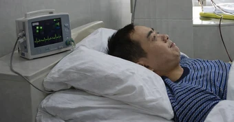 Chồng tôi thường ngủ gật khi đang nói chuyện, tưởng mệt nhưng bác sĩ nói: "Nhồi máu cơ tim bất cứ lúc nào"