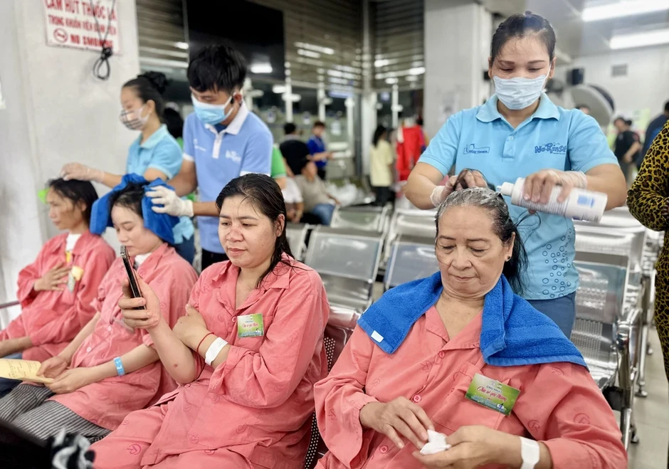'Chủ nhật chia sẻ yêu thương': Tiếp sức người bệnh vượt khó 'Chủ nhật chia sẻ yêu thương': Tiếp sức người bệnh vượt khó