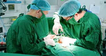 Chủ quan với cơn đau lạ, nam sinh mất một tinh hoàn
