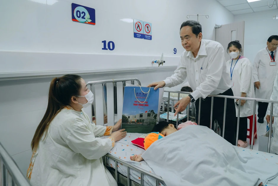Chủ tịch Quốc hội thăm, tặng quà trung thu cho bệnh nhi ở TPHCM Chủ tịch Quốc hội thăm, tặng quà trung thu cho bệnh nhi ở TPHCM