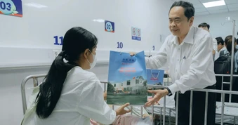 Chủ tịch Quốc hội thăm, tặng quà trung thu cho bệnh nhi ở TPHCM