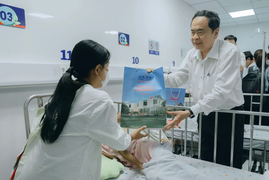 Chủ tịch Quốc hội thăm, tặng quà trung thu tới bệnh nhi ở TPHCM Chủ tịch Quốc hội thăm, tặng quà trung thu tới bệnh nhi ở TPHCM