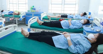 Chủ tiệm bánh mì ở Nghệ An phải trả viện phí cho 62 người bị ngộ độc