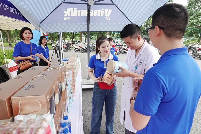 Chung tay hành động vì một cộng đồng khỏe mạnh hơn Chung tay hành động vì một cộng đồng khỏe mạnh hơn