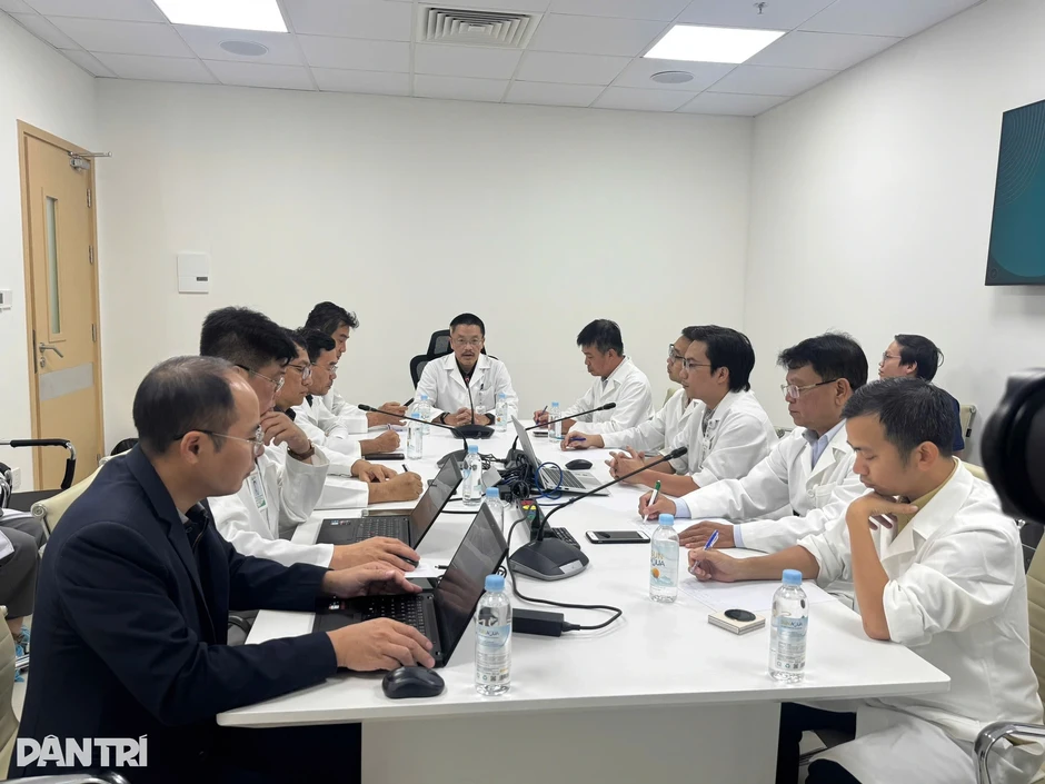 Chuyển bệnh nhân nguy kịch vụ lật ca nô ở Phú Quốc về Bệnh viện Chợ Rẫy Chuyển bệnh nhân nguy kịch vụ lật ca nô ở Phú Quốc về Bệnh viện Chợ Rẫy