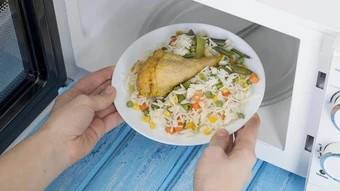 Chuyên gia cảnh báo cách dùng lò vi sóng dễ rước bệnh vào người