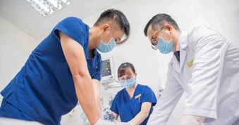 Chuyên gia hồi sức cấp cứu tiết lộ hậu trường những chuyến vận chuyển y tế xuyên biên giới