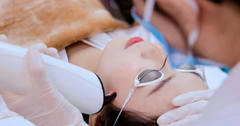 Chuyên gia nói gì về quảng cáo laser “trẻ ra 10 tuổi sau một lần làm”?