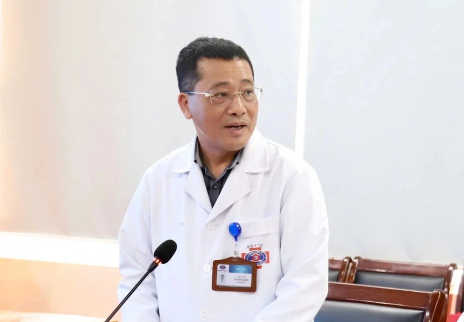 Chuyên gia "cầm tay chỉ việc", thị phạm ca mổ nội soi robot