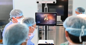Chuyên gia: Robot là bước tiến lớn nhưng không thể thay thế bác sĩ
