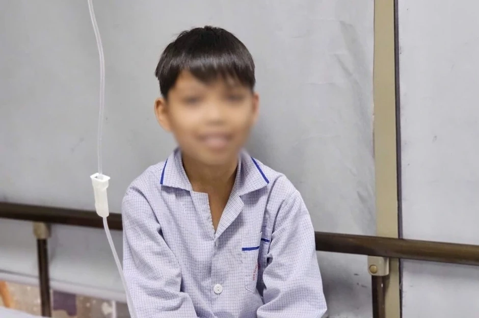 Cô bé 10 năm truyền máu và chuyến xe ngược về thành phố ngày cận Tết Cô bé 10 năm truyền máu và chuyến xe ngược về thành phố ngày cận Tết