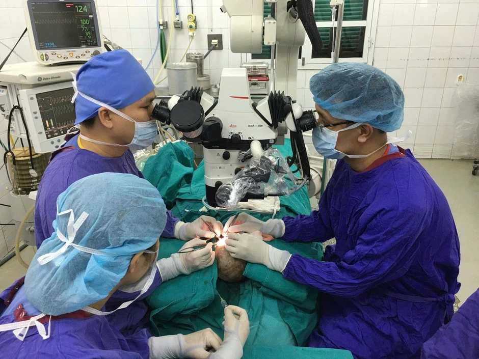 Cô bé bị lột da đầu tái ngộ bác sĩ sau một thập kỷ Cô bé bị lột da đầu tái ngộ bác sĩ sau một thập kỷ