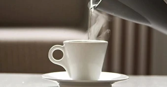 Cô gái 20 tuổi ung thư dạ dày, bác sĩ cảnh báo thói quen uống nước quá nóng