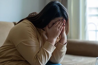 Cô gái 23 tuổi ở TP.HCM bật khóc khi có phản ứng với giang mai: "Người yêu em là PT mà..."