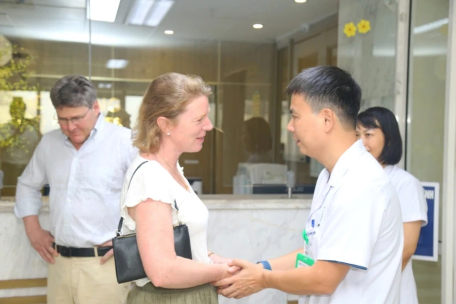 Cô gái Anh chết não hiến tạng cứu sống 3 người Việt Cô gái Anh chết não hiến tạng cứu sống 3 người Việt