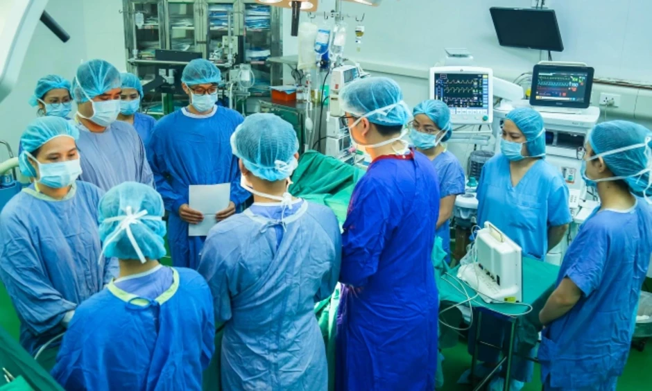 Cô gái Anh chết não hiến tạng cứu sống 3 người Việt Cô gái Anh chết não hiến tạng cứu sống 3 người Việt