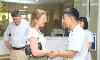 Cô gái Anh chết não hiến tạng cứu sống 3 người Việt
