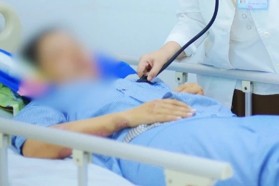 Cô gái bị sét đánh cháy sém cổ, xuất huyết não khi tan làm về nhà