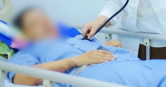 Cô gái bị sét đánh cháy sém cổ, xuất huyết não khi tan làm về nhà