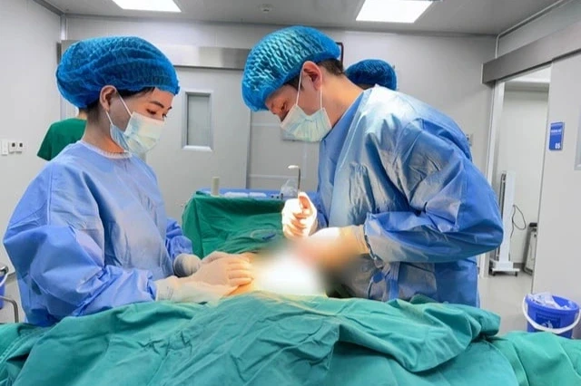 Cô gái cầu cứu bác sĩ vì vòng một bất ngờ "xẹp" một bên Cô gái cầu cứu bác sĩ vì vòng một bất ngờ "xẹp" một bên