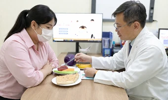 Cô gái mắc chứng cuồng ăn vô độ - Báo TinVina