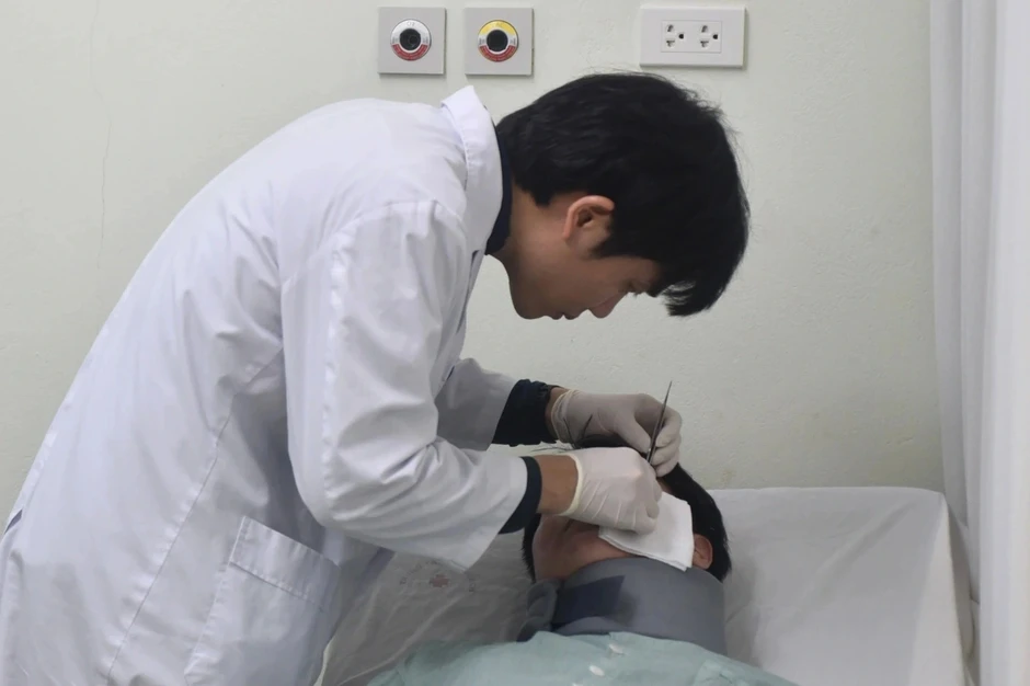 Cô gái nhập viện vì biến chứng sau tiêm filler "tai phật" Cô gái nhập viện vì biến chứng sau tiêm filler "tai phật"