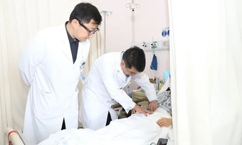 Cô gái phải cắt bỏ ruột vì uống hàng trăm viên thuốc nhuận tràng mỗi ngày