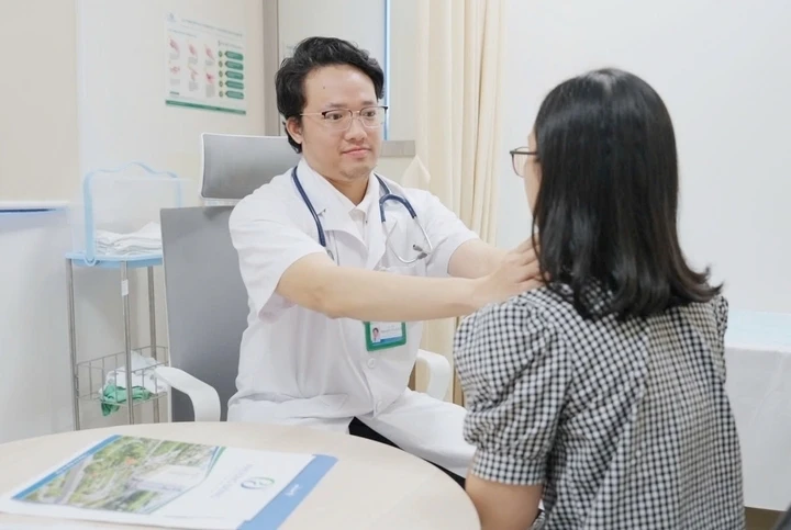 Cô gái trẻ oà khóc giữa hành lang viện khi biết bị ung thư dạ dày di căn xương Cô gái trẻ oà khóc giữa hành lang viện khi biết bị ung thư dạ dày di căn xương