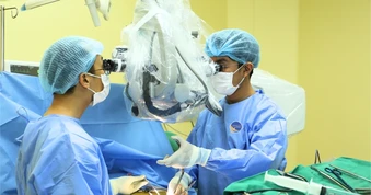Cô gái trẻ suýt liệt cả 2 chân vì bỏ qua tín hiệu cảnh báo và mua thuốc tự điều trị