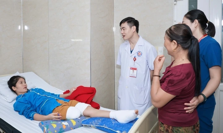 Cô giáo mất chân khi cứu học trò được bệnh viện hỗ trợ toàn bộ chi phí điều trị Cô giáo mất chân khi cứu học trò được bệnh viện hỗ trợ toàn bộ chi phí điều trị