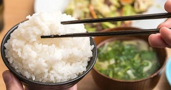 Có nên ăn cơm nguội thay cơm nóng để kiểm soát đường huyết?