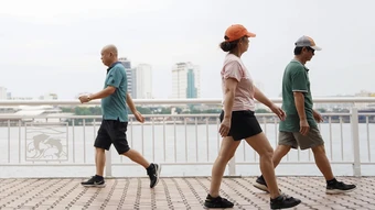 Có nên đi bộ ngay sau ăn để 'tiêu cơm'?
