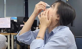 Có nên nhỏ mắt bằng nước muối sinh lý mỗi ngày? - Báo TinVina