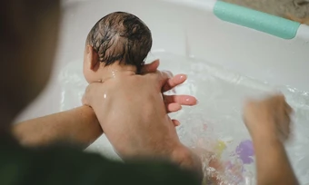 Có nên tắm nhiều lần cho trẻ sơ sinh khi nắng nóng? - Báo TinVina