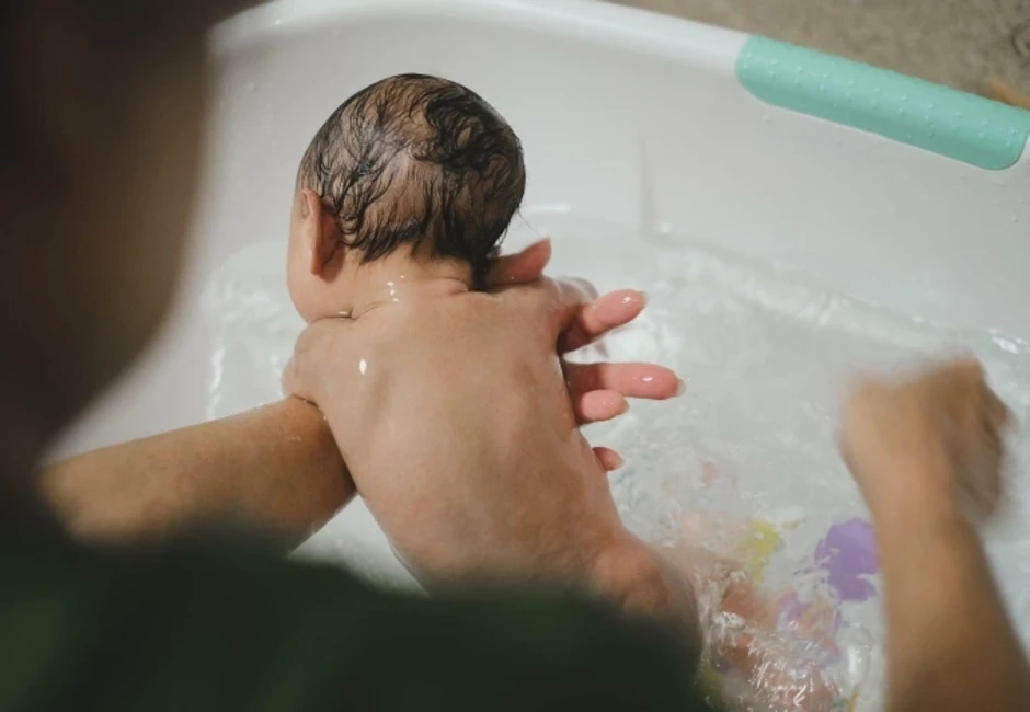 Có nên tắm nhiều lần cho trẻ sơ sinh khi nắng nóng? - Báo TinVina Có nên tắm nhiều lần cho trẻ sơ sinh khi nắng nóng? - Báo TinVina