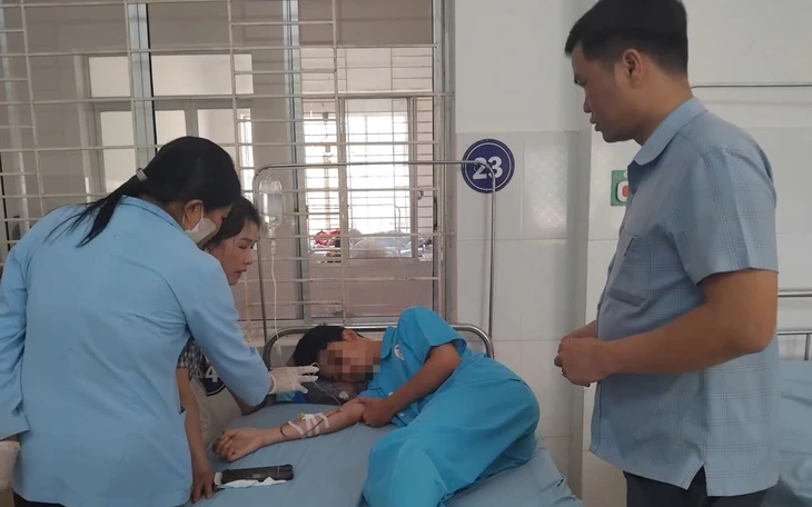 Cơm chiên dương châu nghi gây ngộ độc 63 học sinh ở Cà Mau Cơm chiên dương châu nghi gây ngộ độc 63 học sinh ở Cà Mau