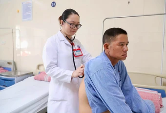 Con mới 6 tháng tuổi, mẹ phát hiện ung thư, 1 năm sau, người chồng lại nhận tin dữ
