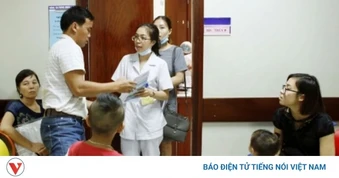 Con ốm, cả bố và mẹ cùng được nghỉ chăm và hưởng Bảo hiểm xã hội