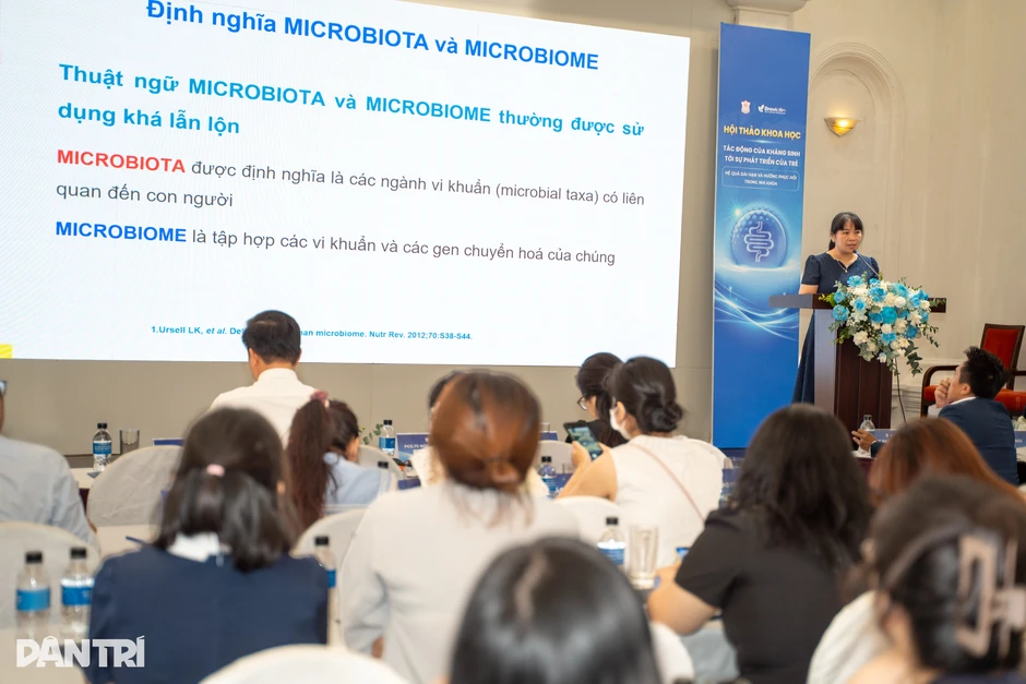 Con ốm được kê 6 loại thuốc, nhiều bố mẹ Việt vẫn xin thêm cho "nhanh khỏe" Con ốm được kê 6 loại thuốc, nhiều bố mẹ Việt vẫn xin thêm cho "nhanh khỏe"
