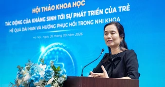 Con ốm được kê 6 loại thuốc, nhiều bố mẹ Việt vẫn xin thêm cho "nhanh khỏe"
