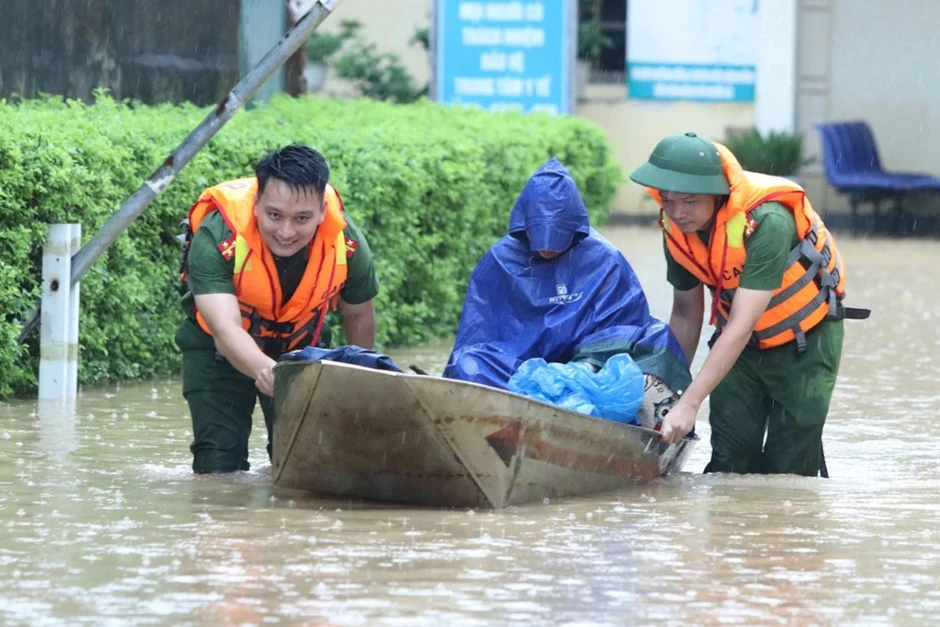 Công an lập tổ công tác hỗ trợ bệnh nhân tại cơ sở y tế bị ngập nặng Công an lập tổ công tác hỗ trợ bệnh nhân tại cơ sở y tế bị ngập nặng