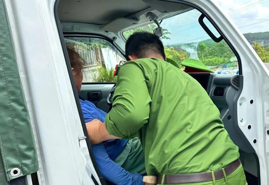 Công an phường ở Đồng Nai kịp thời cứu người phụ nữ gặp nạn trên đường Công an phường ở Đồng Nai kịp thời cứu người phụ nữ gặp nạn trên đường